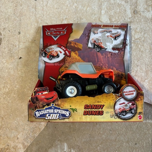 2014 Disney Cars Radiator Springs 500 1/2 Sandy Dunes Pull Back Car New - Picture 1 of 2